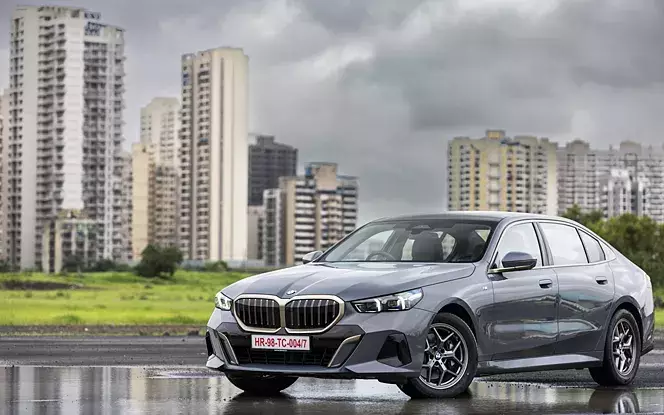 new-5-series-exterior-left-front-three-quarter-3